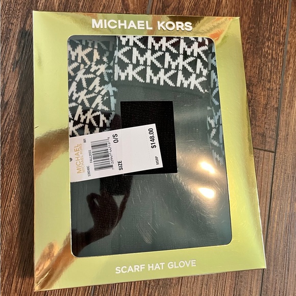 NWT Michael Kors Hat, Gloves and Scarf set.  $148 MSRP! - Picture 6 of 12